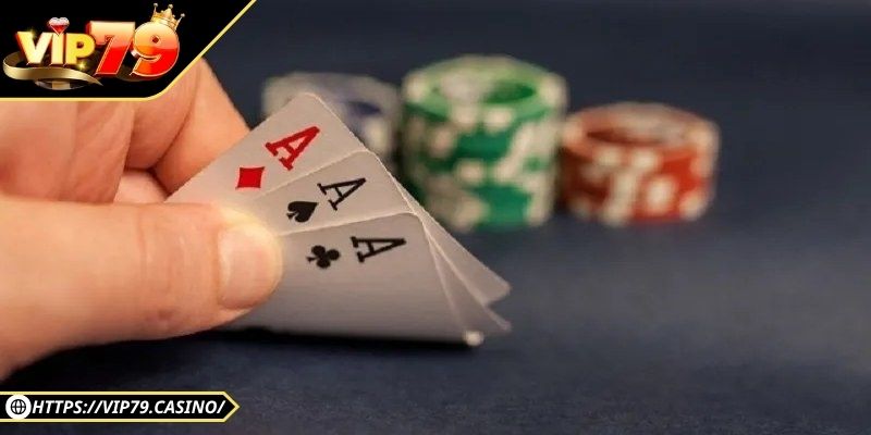 Khi tới lượt, người trong bàn có ba lựa chọn