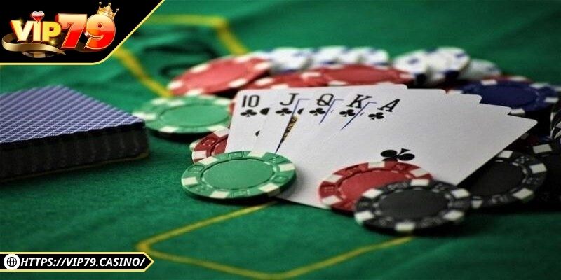 Mỗi người nhận hai lá riêng, kết hợp năm lá lật